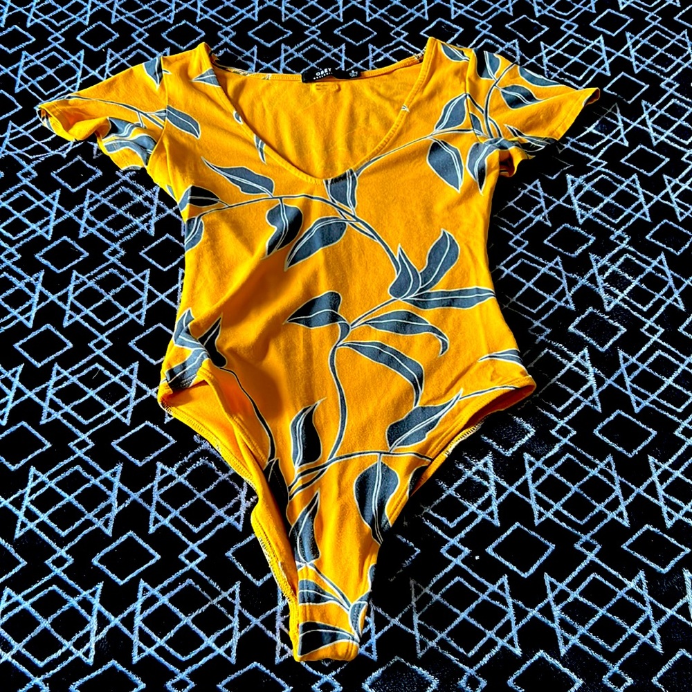Leaf print yellow/gold onesie 💛